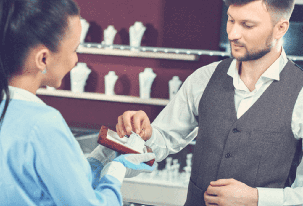 mücevher satın alan müşteriler