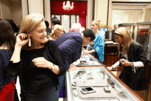 mücevher satın alan kadın müşteriler