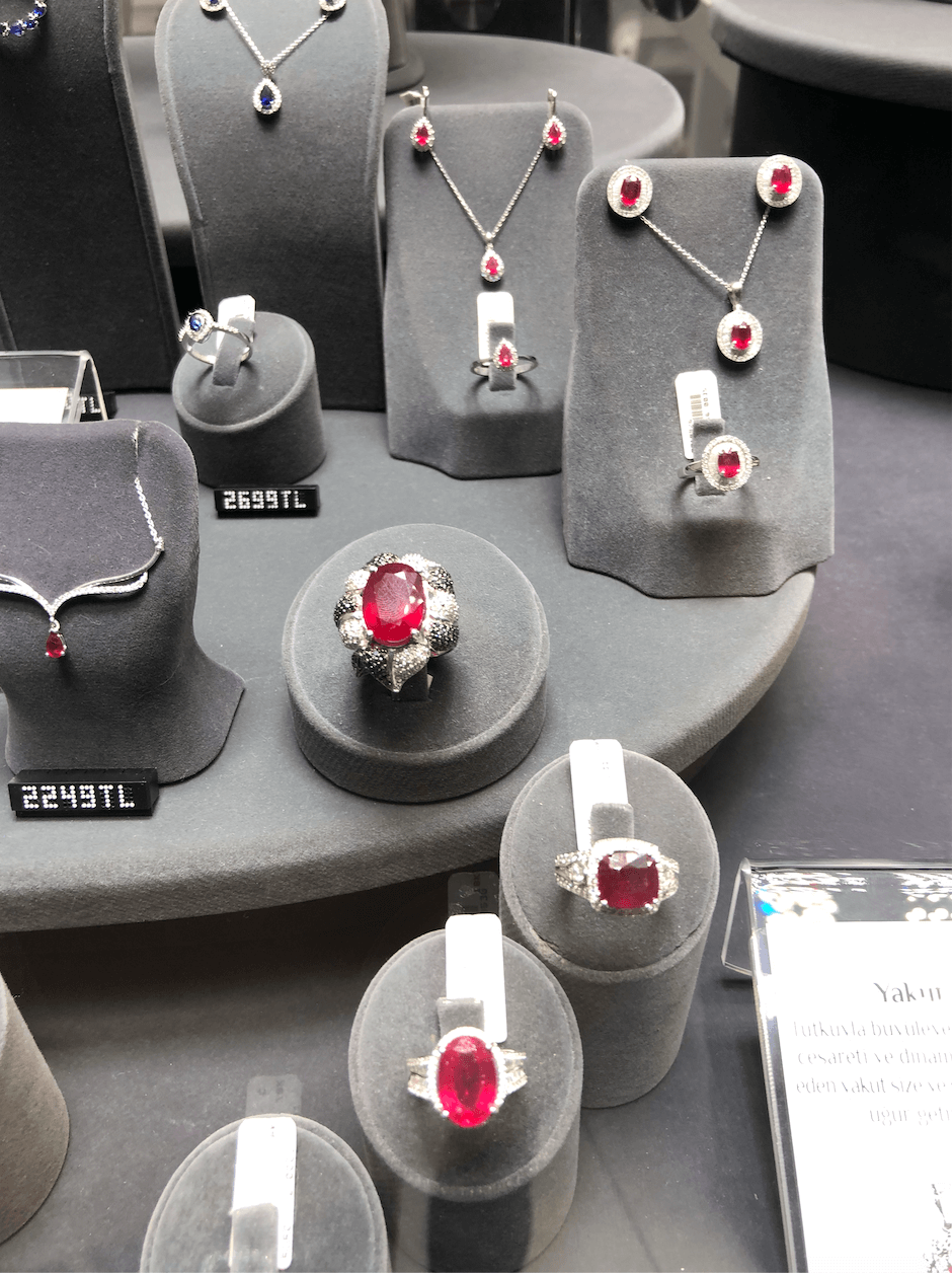 vitrinde kirli ürünler