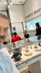 Roberto Bravo mücevher markası Moskova mağazalarında servis ve satış çalışmaları. Ekrem Sağel