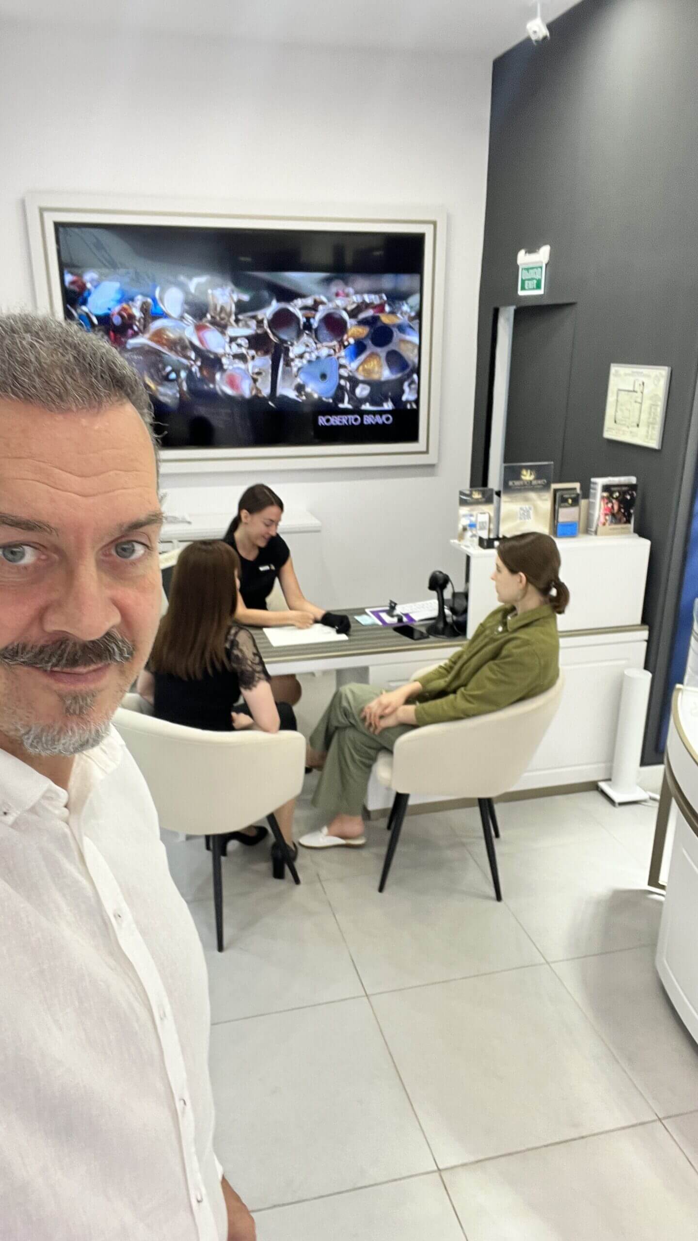 Roberto Bravo, Moskova mücevher satış eğitimi. Ekrem Sağel