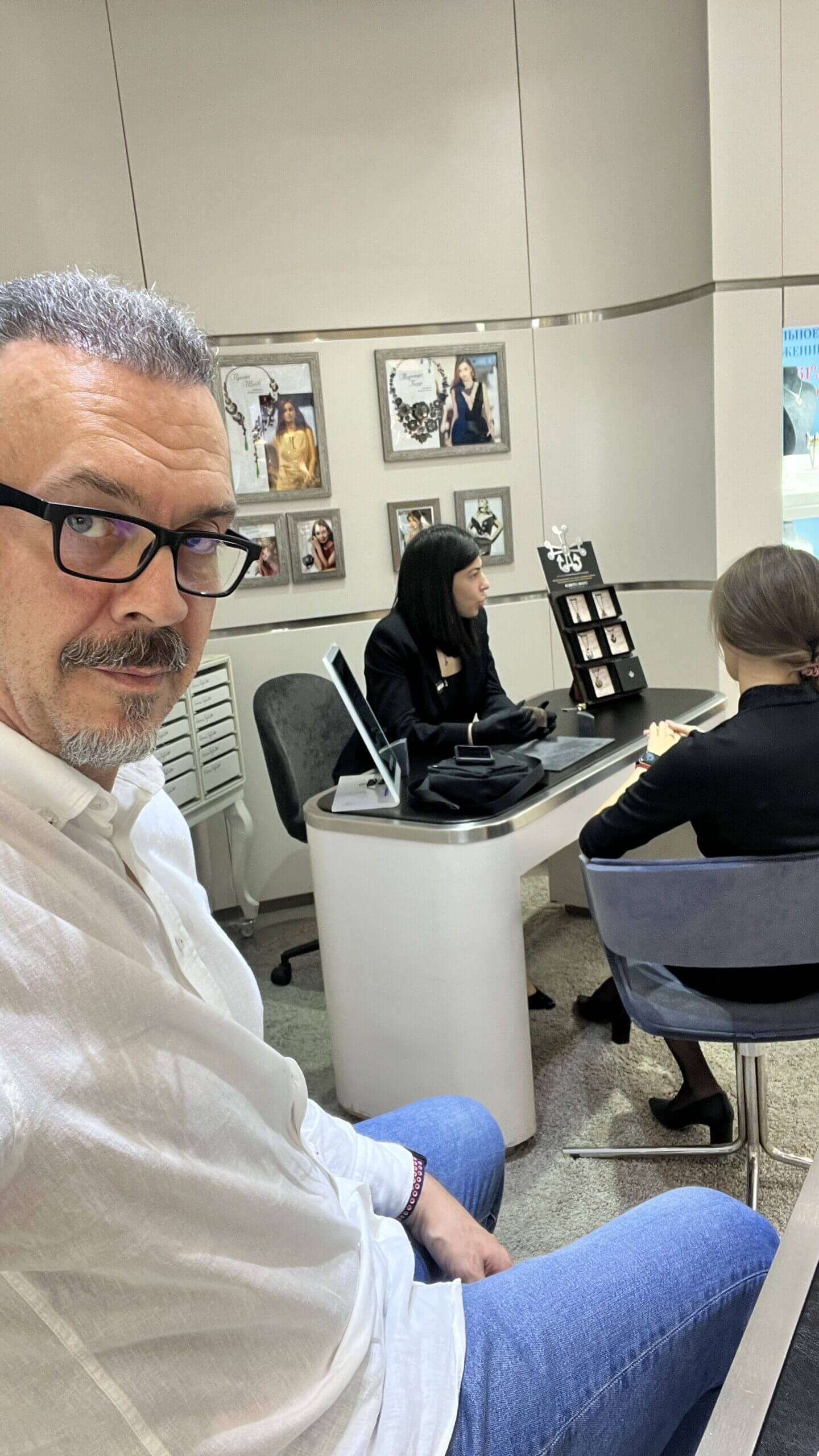 Roberto Bravo, Moskova mücevher satış eğitimi. Ekrem Sağel