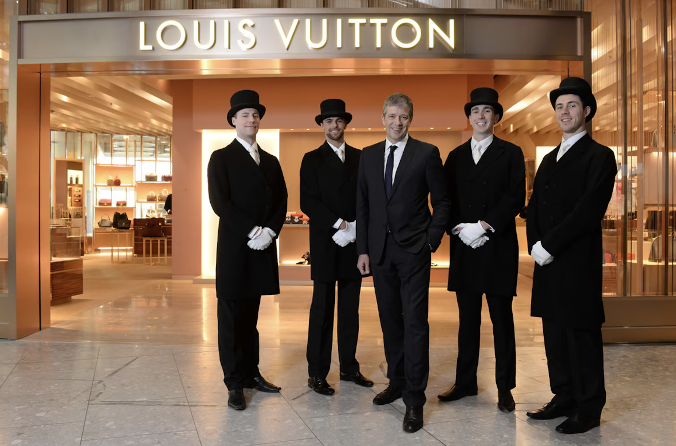 LÜKS MARKALARDA ÜNİFORMA: İMAJ ve STRATEJİK KATKILAR | Ekrem Sağel