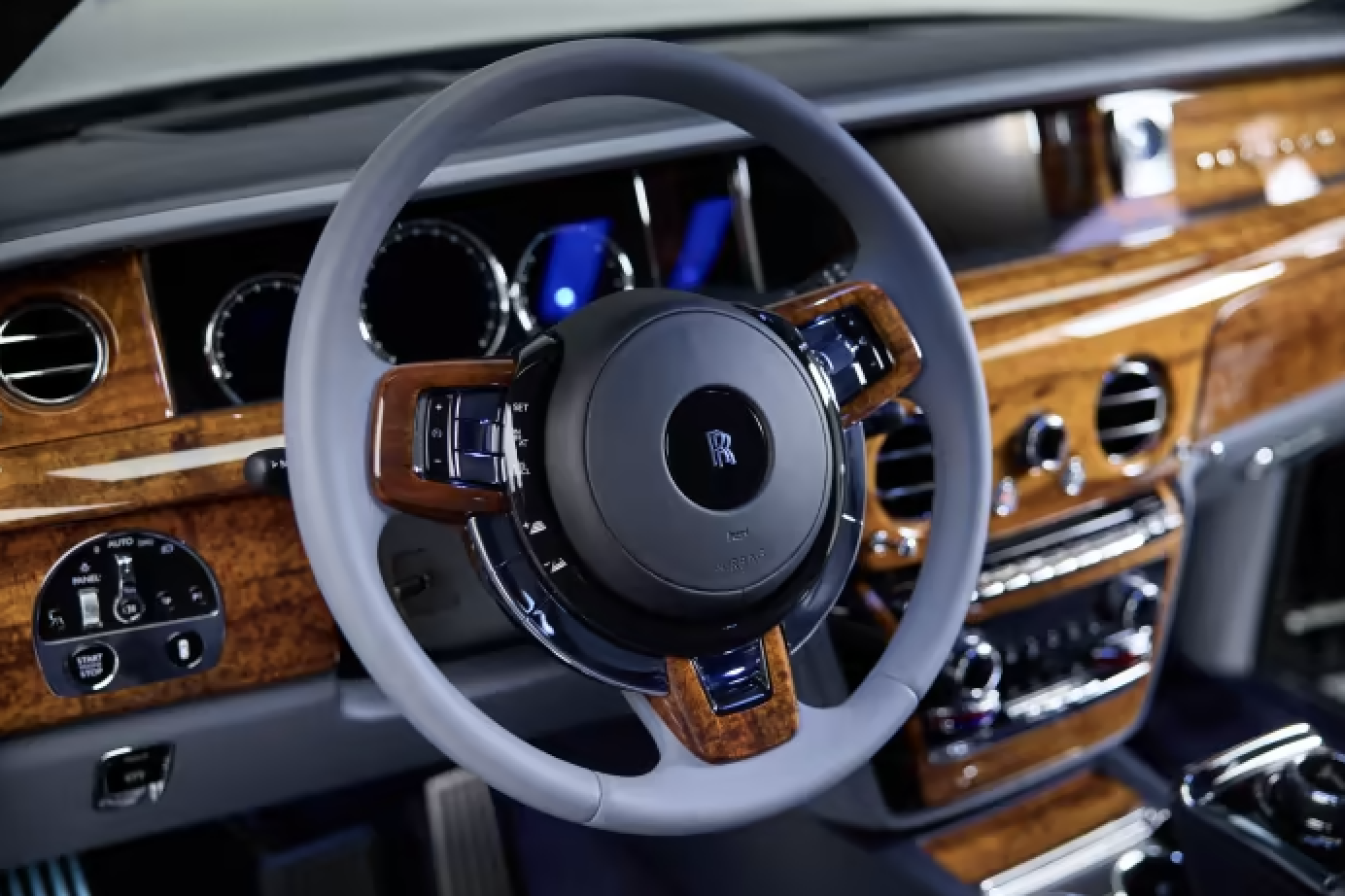 LÜKS OTOMOBİLLERDE KULLANILAN EN EGZOTİK MALZEMELER | Ekrem Sağel