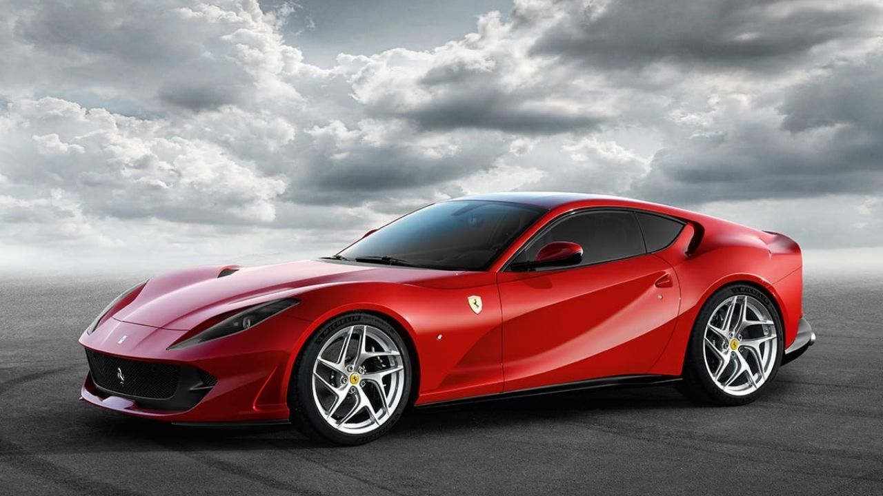 FERRARI: ZAMANI GEÇMEYEN TUTKUNUN KIRMIZI SİLÜETİ | Ekrem Sağel